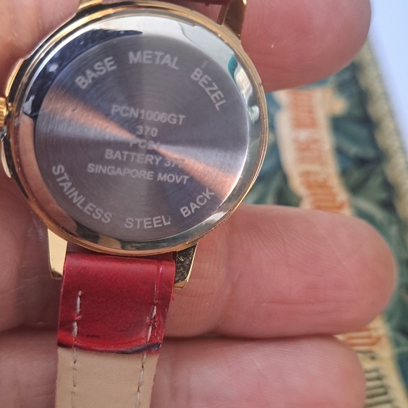 Quartz Red leather ladies watch - Picture 6 of 7